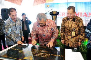 Menteri PU Djoko Kirmanto (tengah) menandatangani prasasti peresmian jalan lingkar Cianjur Timur